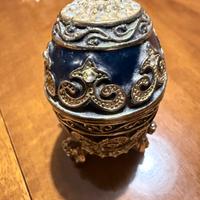 Uovo decorativo in stile Fabergé