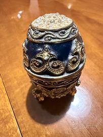 Uovo decorativo in stile Fabergé