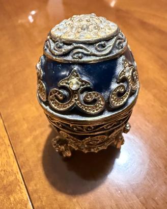Uovo decorativo in stile Fabergé