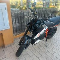 KTM Duke 690 R (Patente A2)