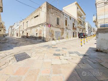 MONOLOCALE A MANFREDONIA