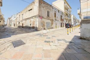 MONOLOCALE A MANFREDONIA
