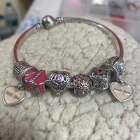 Bracciale rigido pandora con vari charme