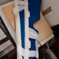 Tutore gamba regolabile fisso.