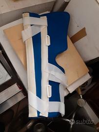 Tutore gamba regolabile fisso.