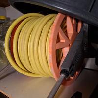 tubo da giardino e scaffale