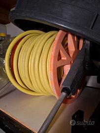 tubo da giardino e scaffale