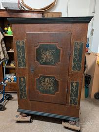 Armadio tirolese dipinto antico