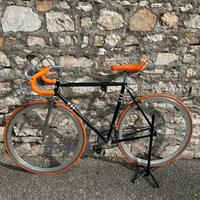 Bici da corsa nera e arancione