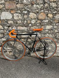 Bici da corsa nera e arancione