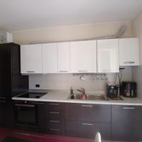 cucina compresa di elettrodomestici