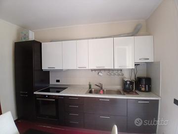 cucina compresa di elettrodomestici