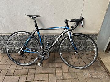 Bici da corsa in carbonio scott