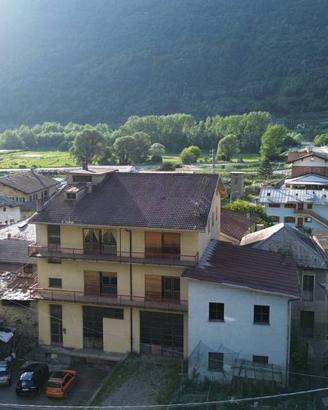Palazzo / Stabile di 860 m² con più di 5 locali a 