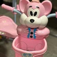 Triciclo con orso e musica