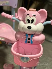 Triciclo con orso e musica
