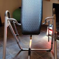 panca a inversione per allungare la schiena