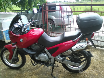 BMW F650 rossa con bauletto e valigie BMW