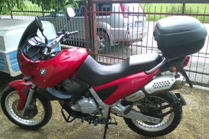 BMW F650 rossa con bauletto e valigie BMW
