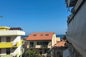 RISTRUTTURATO CON VISTA MARE E POSTO AUTO