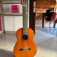 Chitarra classica Yamaha C40 con supporto e sacca