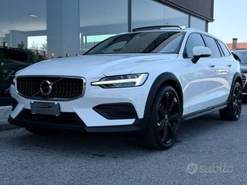 VOLVO V60 Cross Country B4 (d) AWD 197CV TETTO A