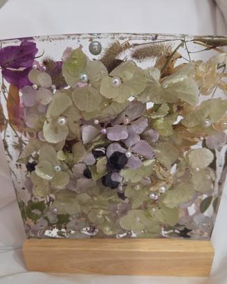 luce LED con ortensie pservate  nella resina