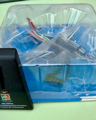 Modellino MB-339PAN Frecce Tricolori 1/100