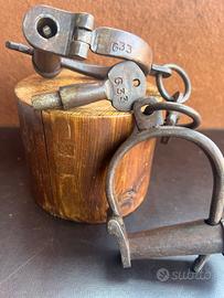 Antiche manette in ferro battuto con chiave