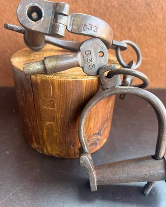 Antiche manette in ferro battuto con chiave