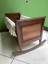 Culla a dondolo in legno