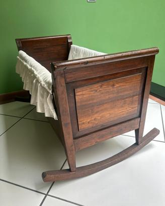 Culla a dondolo in legno
