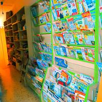 Scaffali in legno e in ferro