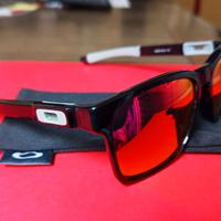 Occhiali da sole Oakley Catalyst 9272-06 Polarizza