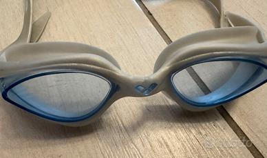 Occhialini nuoto Arena grigi lenti azzurre