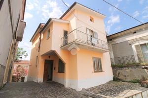 CASA SEMINDIPENDENTE A CANOSA SANNITA
