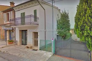 Torrita di Siena (SI), abitazione con fondo commer