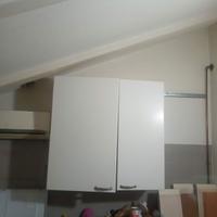 cucina con pensili e lavabo e cassetti -rete doghe