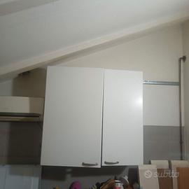 cucina con pensili e lavabo e cassetti -rete doghe