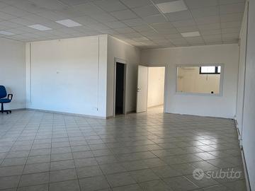 Ufficio con vari ambienti con accesso carrabile