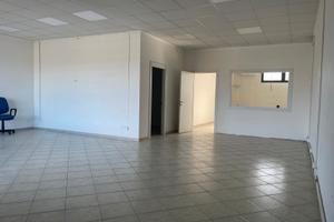 Ufficio con vari ambienti con accesso carrabile