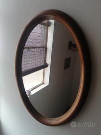 Specchio ovale con cornice in legno