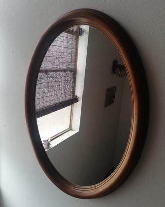 Specchio ovale con cornice in legno