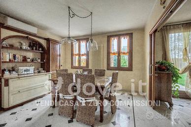 Casa indipendente di 300 m² con 5 locali e box aut