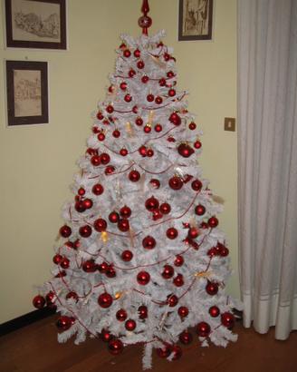 Albero Natale con addobbi