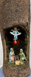 Presepe antico in un tronco sacra famiglia 