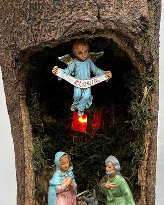 Presepe antico in un tronco sacra famiglia 