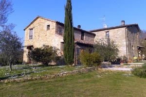 Casale in pietra con dependance, terreno e pozzo