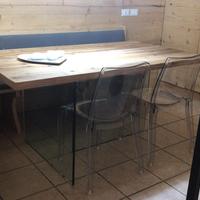Tavolo con gambe in vetro e top in legno vecchio