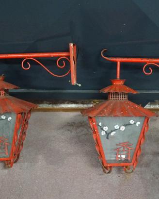 Coppia di lanterne con braccio in ferro